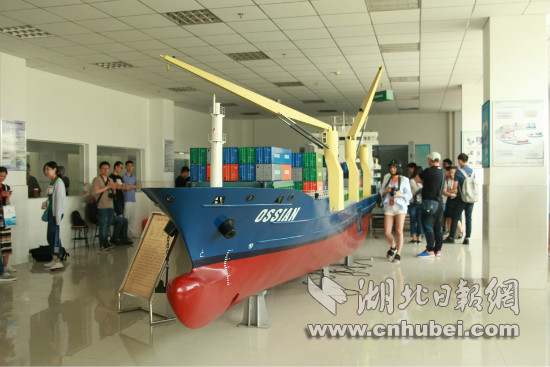 OSSIAN 1080TEU集装箱船1:17模型 记者杨翼远 摄