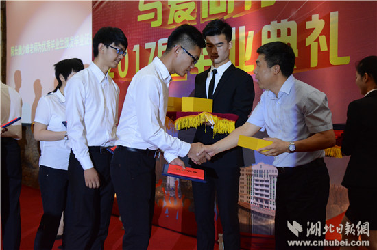 副院长陈长江为优秀毕业生颁发毕业纪念品