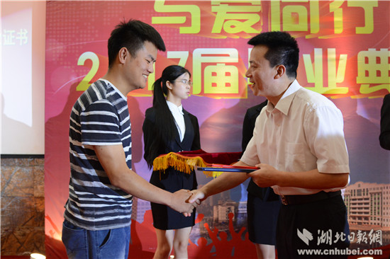 院长魏少峰为优秀毕业生颁发毕业证和荣誉证书