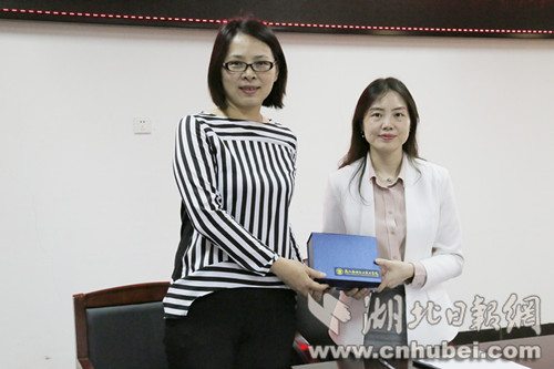 武汉船舶职业技术学院党委委员、宣传部部长陈欣(左)泰国孔敬大学孔子学院中方院长胡琳互赠纪念品