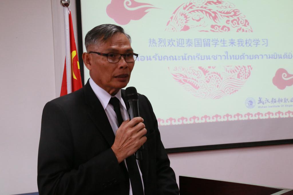泰国廊开造船工业技术学院校长派通宋山讲话