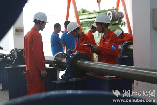 参赛选手在进行轴系调整。大学生记者吴治邦 摄