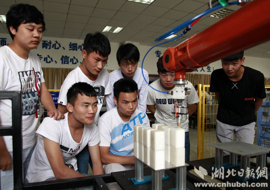 武汉船院工业机器人应用技术实训室。记者安立 摄
