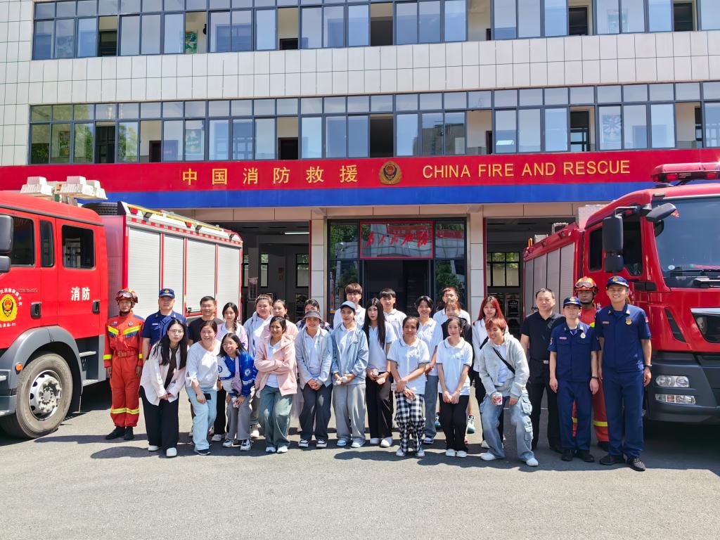 走进"火焰蓝"——学院组织留学生参观消防救援站