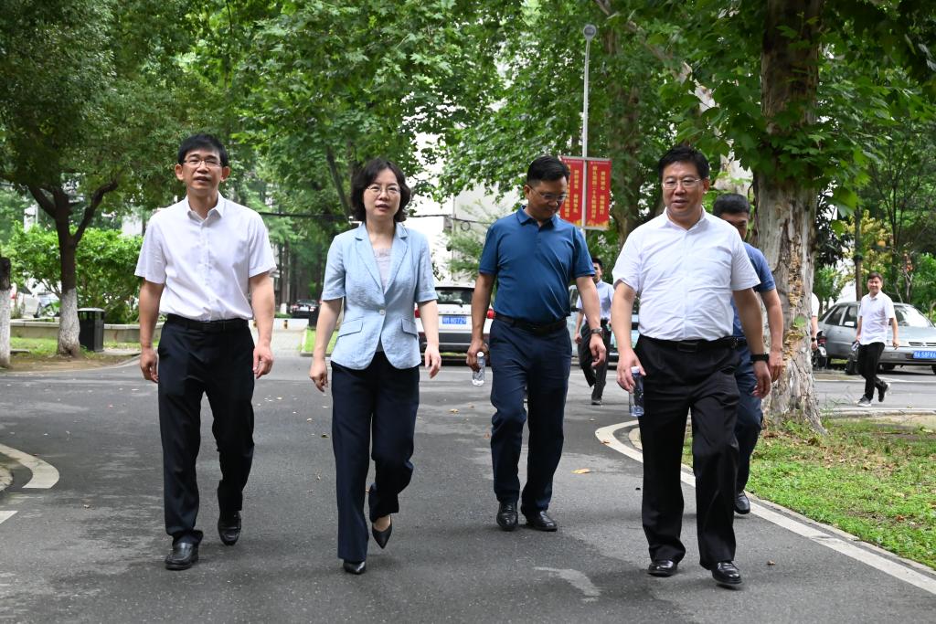 黄石市副市长李丽一行到访我校