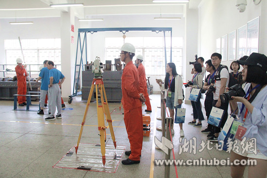 编辑记者现场观摩全国职业院校技能大赛高职组“船舶主机和轴系安装”赛项比赛现场。记者周三春 摄